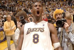 詹姆斯质疑舆论双标，字母哥无惧把兄弟送进雄鹿，缘何反应不同？